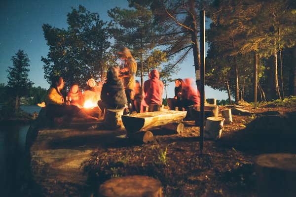 Quelles sont les techniques pour construire un abri en bois en camping?